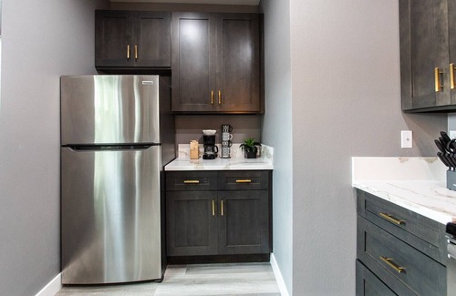 University Heights Apartment | 15min->Beach*Walk to Cafes*Full Kitchen- W/D