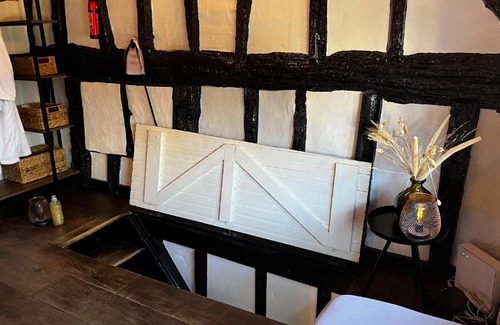 Henley-on-Thames House | 15th century tiny character cottage-Henley centre