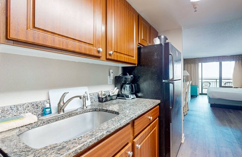 Myrtle Beach Apartment | 15th-floor oceanfront studio with pool, hot tub, AC, dog & snowbird-friendly