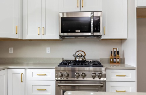 Elko House | #16 Charming 3-bedroom house with WiFi, AC in brilliant Elko