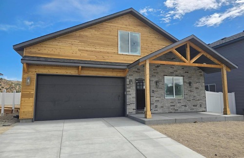 Elko House | #16 Charming 3-bedroom house with WiFi, AC in brilliant Elko
