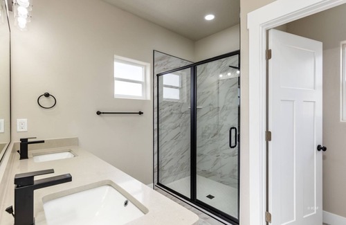 Elko House | #16 Charming 3-bedroom house with WiFi, AC in brilliant Elko