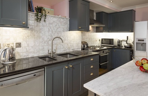 Salcombe Cottage | 16 COURTENAY STREET, family friendly, with a garden in Salcombe