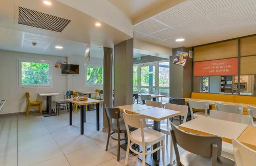 11th Arrondissement Hotel | 16 m² Hotel ∙ 4 guests