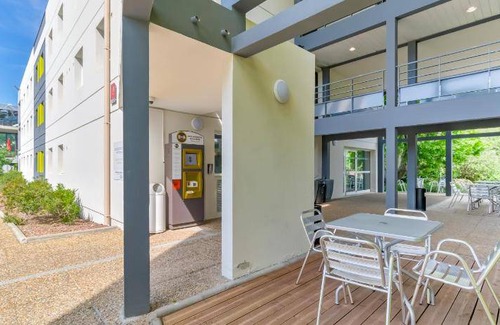 11th Arrondissement Hotel | 16 m² Hotel ∙ 4 guests