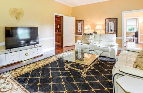 Owings Mills House | 16 Mi to Baltimore Spacious Home in Owings Mills!