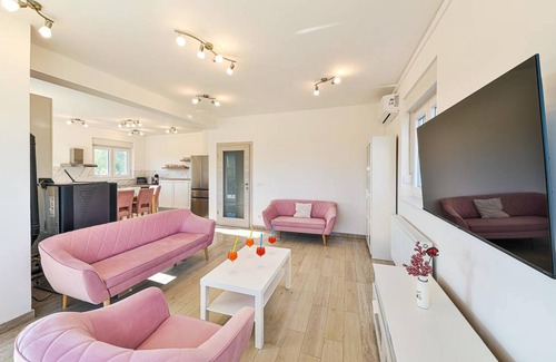 Neoric House | 160 m² House ∙ 4 bedrooms ∙ 6 guests