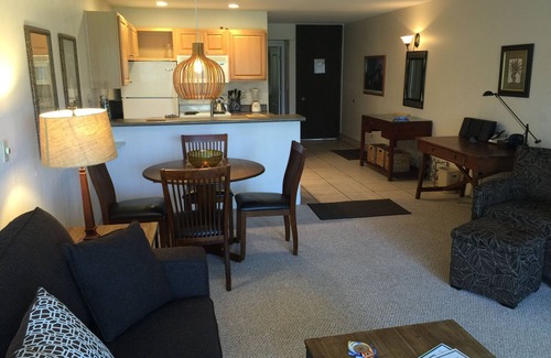 Kihei Condo | #162 Ground Floor Peak Ocean View New Stearns & Foster CA King Bed
