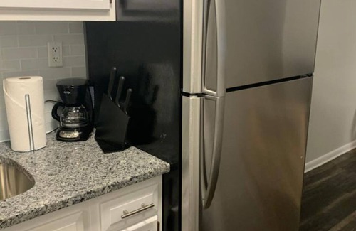 Industry Apartment | 1631 2H · Adorable 2bed Apt/20min to NYC-Parking Avail .