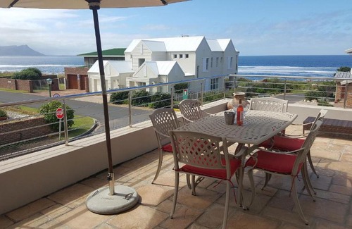 Kleinmond House | 164@Beach Road in Kleinmond
