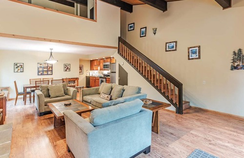 Incline Village Condo | 168 Forest Pines - walk to Lakeshore Blvd community pool and hot tub