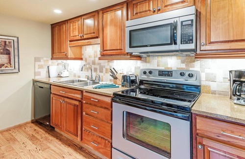 Incline Village Condo | 168 Forest Pines - walk to Lakeshore Blvd community pool and hot tub