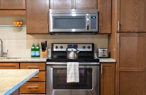 Downtown Dallas Apartment | 16th FL Bold CozySuites with pool, gym 2