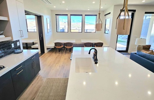 Hurricane House | 17 bedrooms, all with Ensuites, Pickleball!