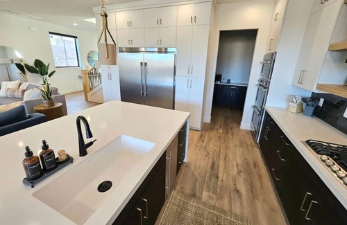 Hurricane House | 17 bedrooms, all with Ensuites, Pickleball!