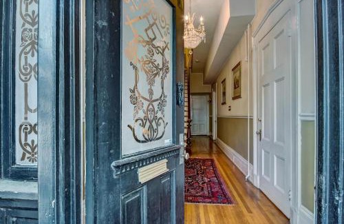 Historic Downtown Savannah Apartment | 17 E Jones Street Parlor