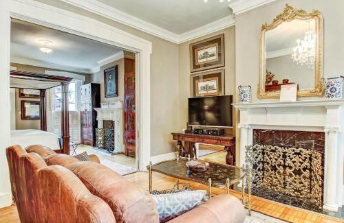 Historic Downtown Savannah Apartment | 17 E Jones Street Parlor