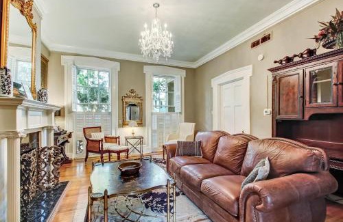 Historic Downtown Savannah Apartment | 17 E Jones Street Parlor