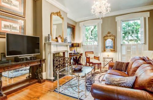Historic Downtown Savannah Apartment | 17 E Jones Street Parlor