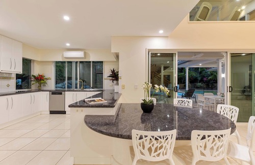 Port Douglas House | 17 Solander Boulevard - 6 Bedroom House Across From The Beach