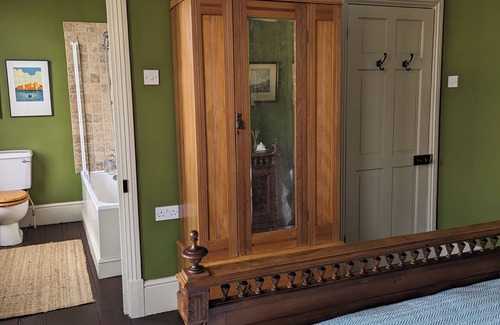 Lambeth Bed & Breakfast | 17 Trent Road