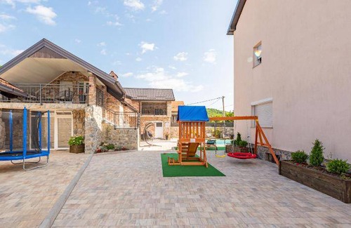 Municipality of Gracac Bed & Breakfast | 170 m² Bed and breakfast ∙ 3 bedrooms ∙ 7 guests