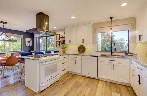 Mount Vernon House | 170) Massive 4 bedroom with Hot Tub!