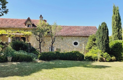 Villeneuve d'Aveyron House | 1700's Country House with large Private Pool & Gardens