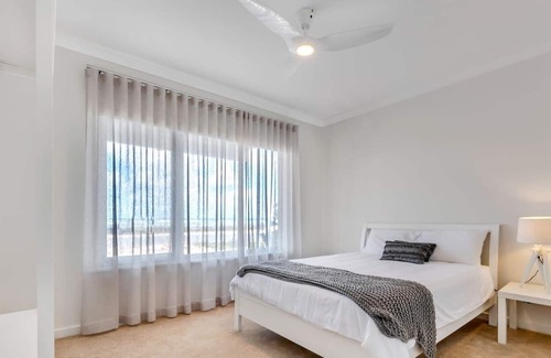 Middleton House | 172 Surfers - Beachfront - Wi-Fi