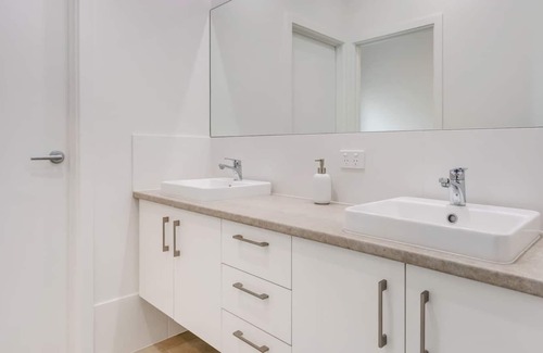 Middleton House | 172 Surfers - Beachfront - Wi-Fi