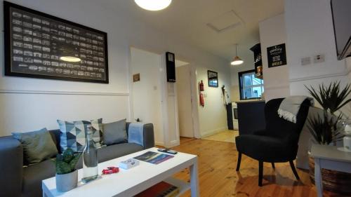 Dingle Apartment | 1780 Green Street