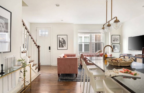 Chestnut Hill Apartment | 1794 m² Apartment ∙ 3 bedrooms ∙ 8 guests