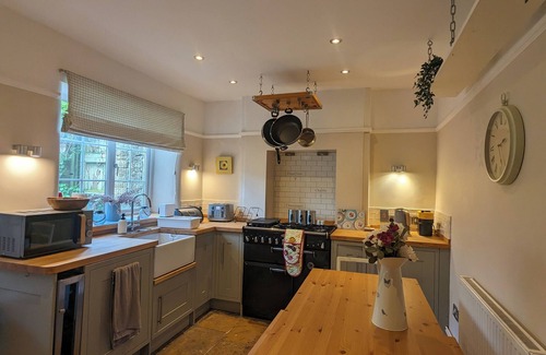 Chipping Norton Cottage | 17th Century Borough Cottage -heart of Chipping Norton. Family and pet friendly!