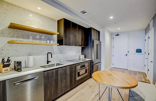 Rainey Street Historic District Condo | 17th-floor condo with pool and fitness room, fast WiFi, and washer/dryer