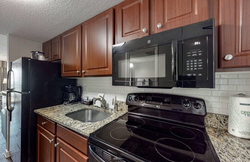 Myrtle Beach Apartment | 17th-floor ocean-view studio with pool, hot tub, AC & WiFi - snowbird-friendly