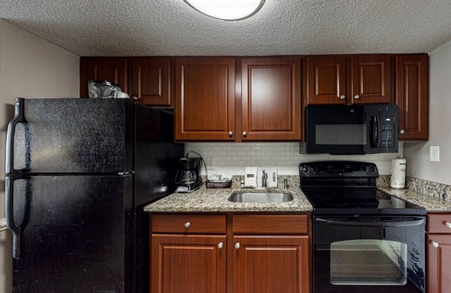 Myrtle Beach Apartment | 17th-floor ocean-view studio with pool, hot tub, AC & WiFi - snowbird-friendly