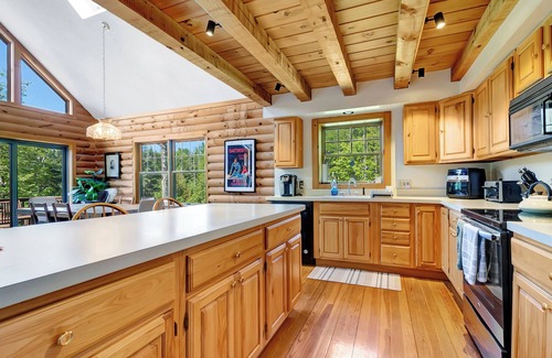 Weston House | 18+ acres! Sun drenched 5 bedroom. 12 min from Okemo! VAST trails 5 min away!