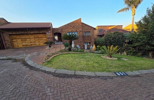 Constantia Kloof House | 180 Degrees View on The Kloof – 5-Bedroom Luxury Home with a View in Roodepoort