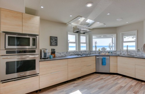 Burley House | 180 feet of low bank waterfront! Seclusion with incredible views of Mt Rainier
