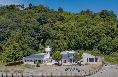 Burley House | 180 feet of low bank waterfront! Seclusion with incredible views of Mt Rainier