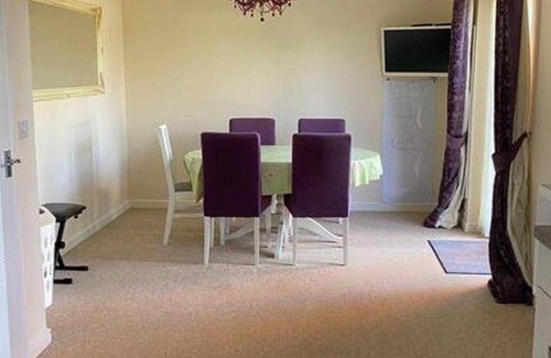 Newcastle-Under-Lyme House | 180 m² House ∙ 4 bedrooms ∙ 6 guests