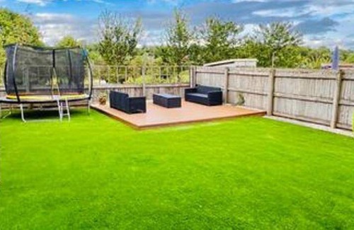Newcastle-Under-Lyme House | 180 m² House ∙ 4 bedrooms ∙ 6 guests