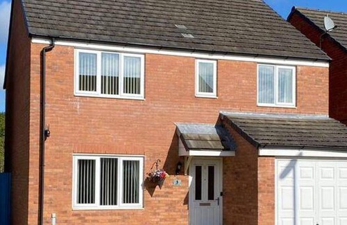 Newcastle-Under-Lyme House | 180 m² House ∙ 4 bedrooms ∙ 6 guests
