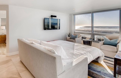 Central Mission Beach Condo | 180° OCEANFRONT VIEWS: Has A/C, Beach Level Patio, FULL Kitchen, Reviews