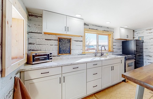Colorado Springs House | 1800-acre ranch farmhouse with amazing views, animals, & entertainment
