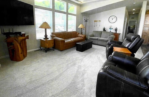 Winchester Bay House | 1800 sq ft New Home within 2 blocks of sand dunes, Umpqua River, marina, & town