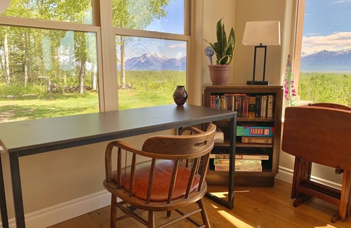 Knik-Fairview House | 180° Mountain Views~Luxury Chalet~Mountain Retreat~Fireplaces~Private~Serene