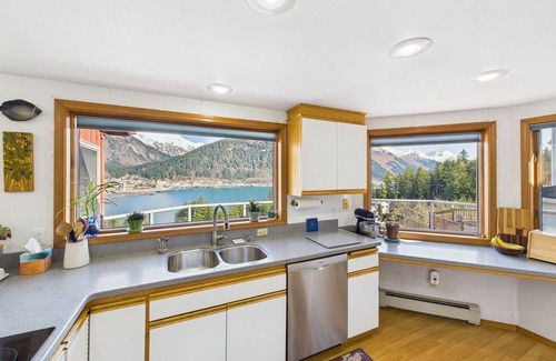 West Juneau House | 180° Views | 3BR w/Deck, Mountains & Cruise Ships