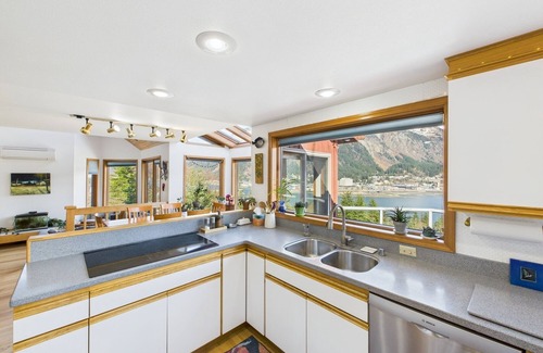 West Juneau House | 180° Views | 3BR w/Deck, Mountains & Cruise Ships