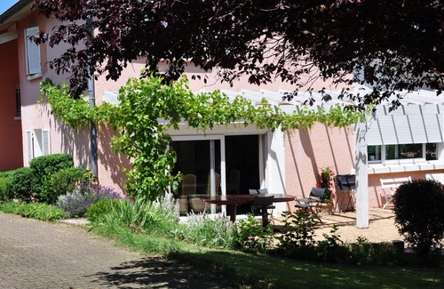 Curis-au-Mont-d'Or House | 180m2 house with large calm swimming pool and view